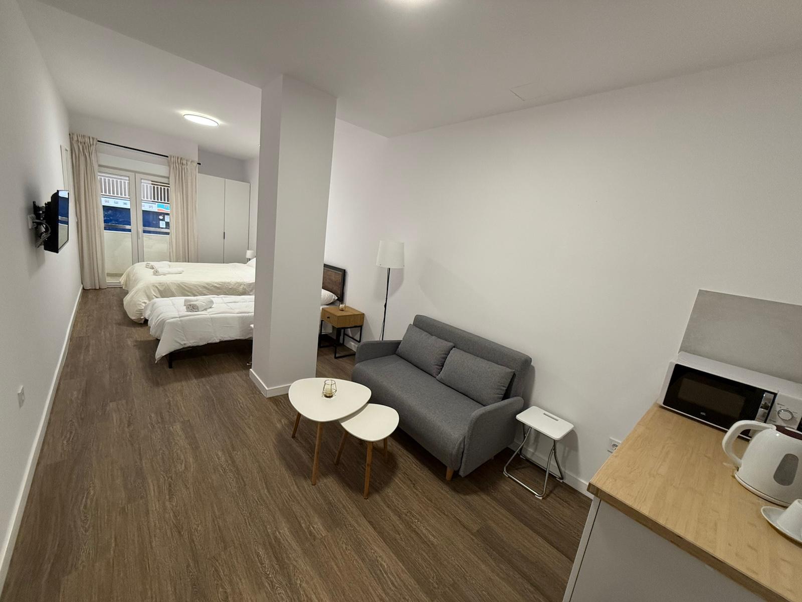 Habitación triple con balcón y vistas al mar desde el balcón